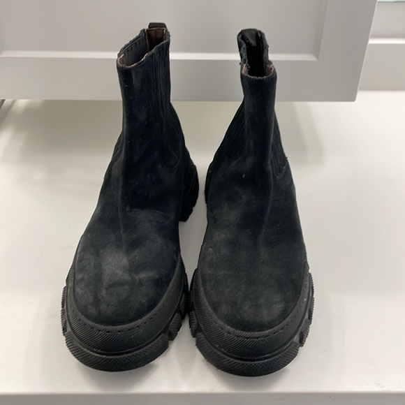 Italian made Buemos black suede short boots with thick non slip rubber sole. - Picture 2 of 7